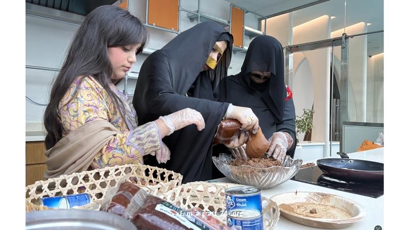 الأطفال يتعلمون العادات في رعاية الجدة