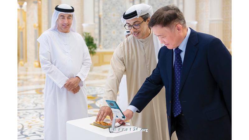 منصور بن زايد يُدشن أول عملية دفع رقمي بين الإمارات والصين