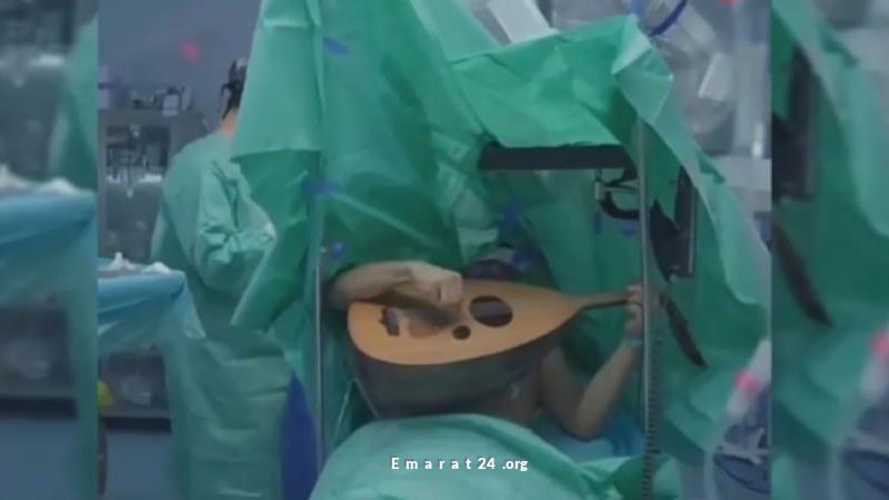 مطرب يغني ويعزف العود أثناء جراحة إزالة ورم من دماغه بالفيديو