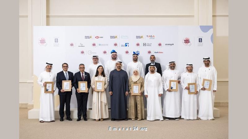 رئيس الدولة يكرم المؤسسات الفائزة بجائزة بيئة العمل الصديقة للوالدين رئيس الدولة يكرم المؤسسات الفائزة بجائزة بيئة العمل الصديقة للوالدين