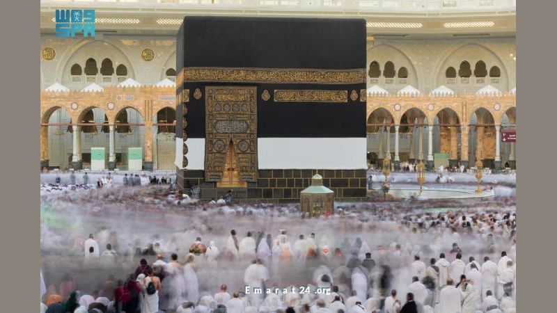 حجاج بيت الله الحرام يؤدون طواف الإفاضة بروحانية وطمأنينة حجاج بيت الله الحرام يؤدون طواف الإفاضة بروحانية وطمأنينة