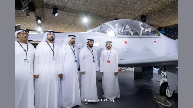 حمدان بن محمد يتفقد الطائرة القتالية الخفيفة كالدس B-250 إماراتية الصنع