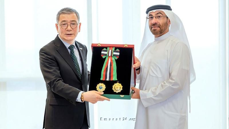 منح رئيس الدولة السفير الكوري وسام الاستقلال من الدرجة الأولى منح رئيس الدولة السفير الكوري وسام الاستقلال من الدرجة الأولى