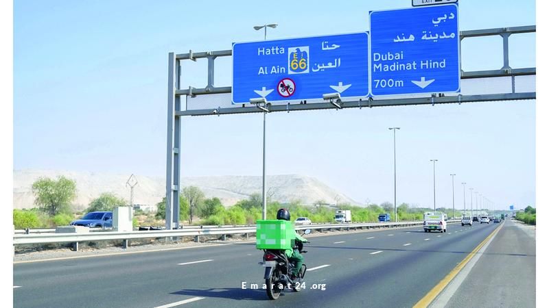 دبي تحظر قيادة دراجات التوصيل على الطرقات السريعة دبي تحظر قيادة دراجات التوصيل على الطرقات السريعة