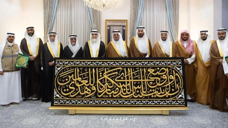 تسليم كسوة الكعبة للسدنة: تقليد يُجدد كل عام بالأجواء المقدسة تسليم كسوة الكعبة للسدنة: تقليد يُجدد كل عام بالأجواء المقدسة
